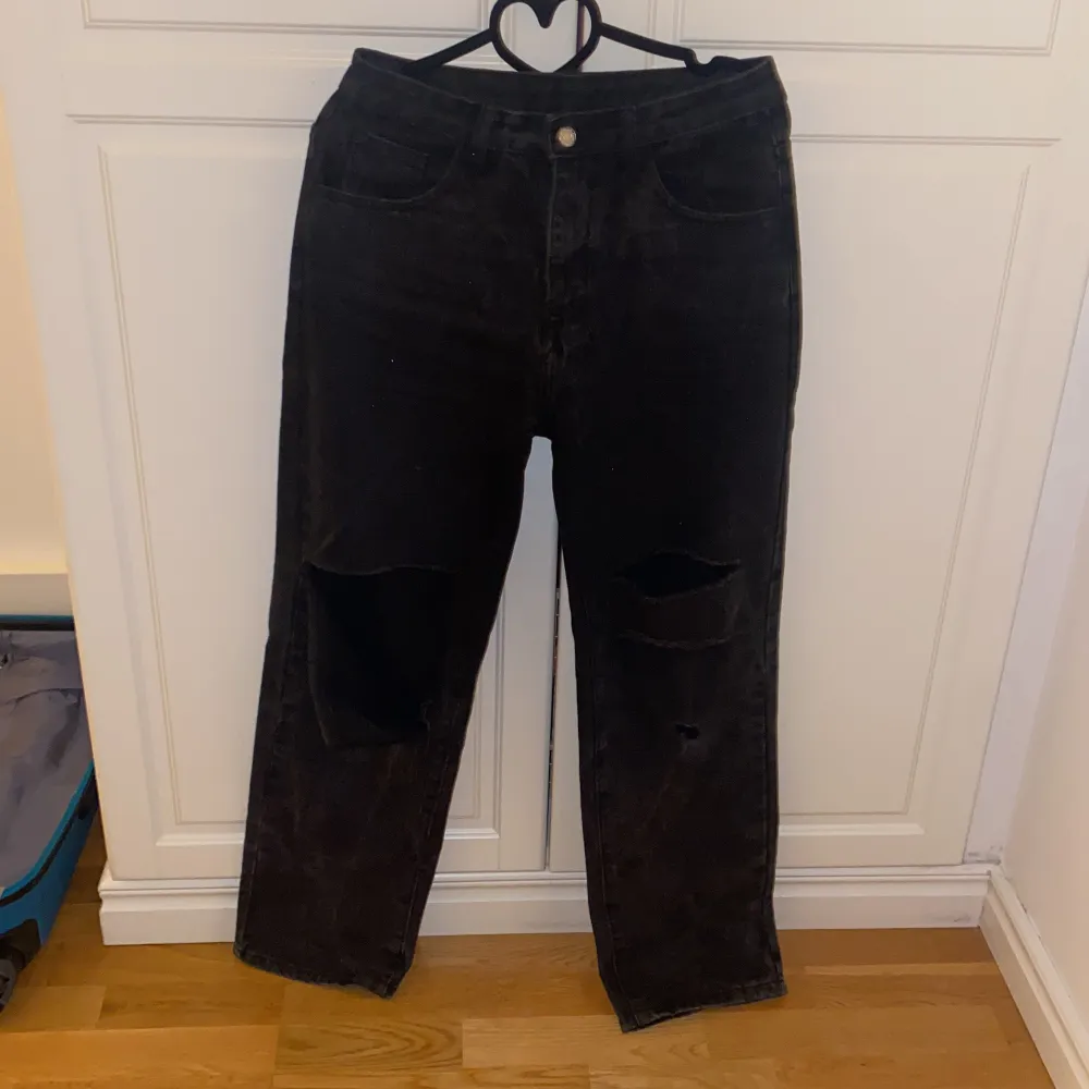 baggy jeans från SHEIN, köptes för 240 kr ca 1 år sedan fint skick och ger en streetstyle vibe förvänta er en loose fit + köpare betalar frakt kom dm om intresserade eller om mer info. Jeans & Byxor.