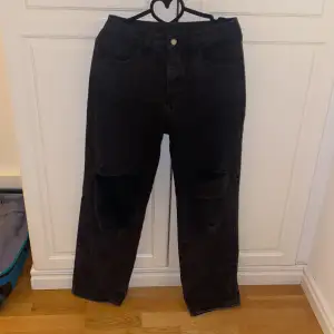 baggy jeans från SHEIN, köptes för 240 kr ca 1 år sedan fint skick och ger en streetstyle vibe förvänta er en loose fit + köpare betalar frakt kom dm om intresserade eller om mer info