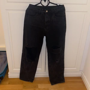 svarta baggy jeans - baggy jeans från SHEIN, köptes för 240 kr ca 1 år sedan fint skick och ger en streetstyle vibe förvänta er en loose fit + köpare betalar frakt kom dm om intresserade eller om mer info