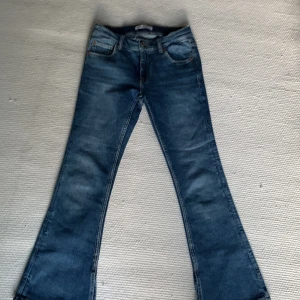 Zara jeans - Säljer dessa jätte fina jeans från zara. Säljer pga att de är för små, jätte bra skick. 250kr plus frakt.