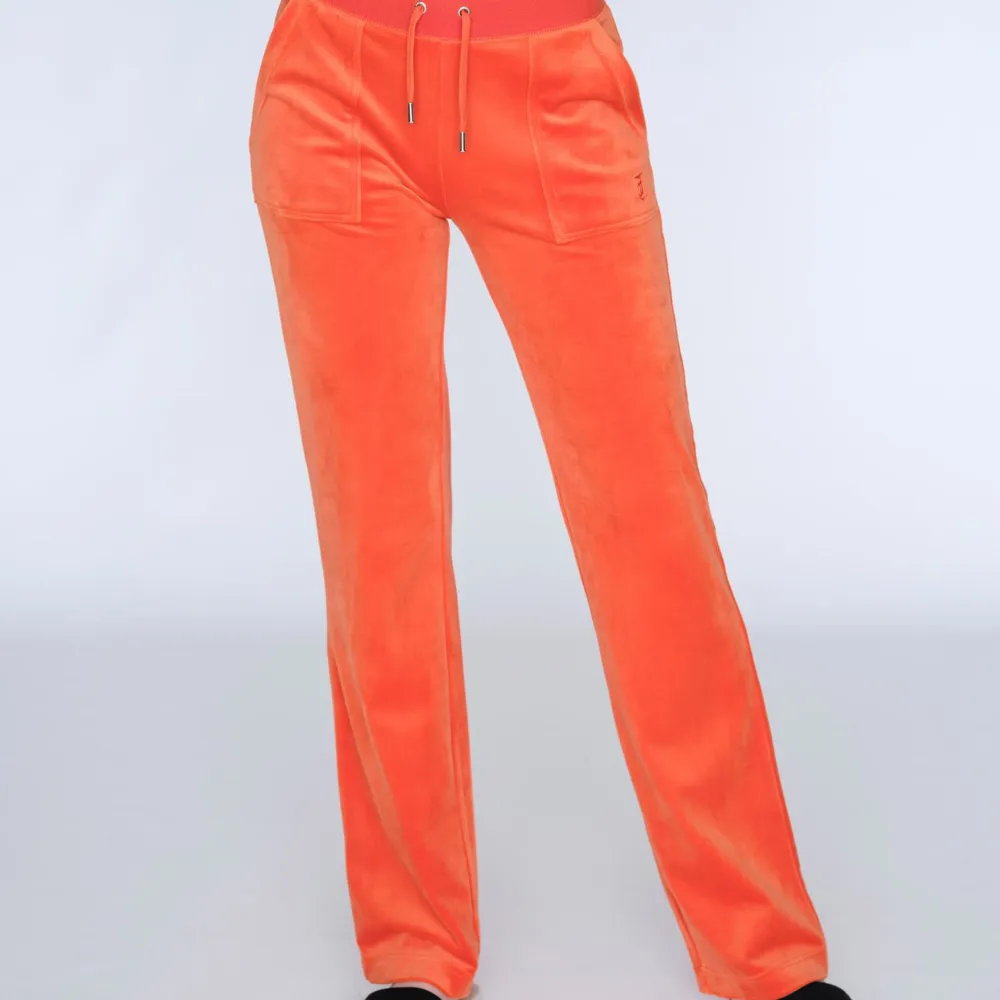 Säljer dessa orangea juciy skriv vi frågor!. Jeans & Byxor.