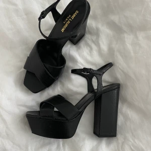 Saint Laurent klackar stl 38,5 - Svarta skinnklackar från Saint Laurent i stl 38,5. Använda en gång inomhus så är precis som nya! Skorna kommer med dustbags och skokartong. Hämtas i Vasastan Stockholm eller postas, köparen står isf för frakt.