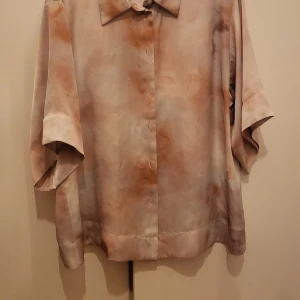 Orange H&M blus  - Kort armad blus andvänd 1 gång på fotografering.