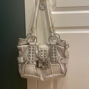 Guess väska  - Intressekoll på en av mina favorit väskor! väskan är missfärgad inuti (sista bilden) och har en liten fläck utan på men de är inget som syns bara fråga om du vill ha fler bilder! väskan är jätte rymlig o har plats för de mesta!!