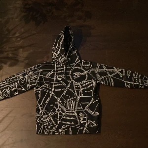 Supreme Gonz Embroidered Map hooded sweatshirt  - Väldigt skön att ha på sig. Inte använd så många gånger. 