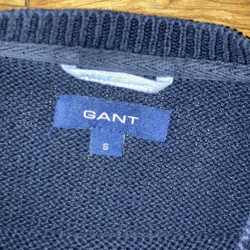Jag säljer en vintage stickad gant tröja i str S använd en gång alltså är den i bra skick.. Stickat.