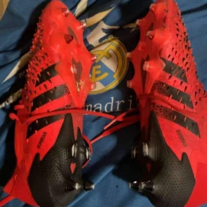 Predator fotbollsskor  - Storlek 43 passar 42 Finns kvitto 
