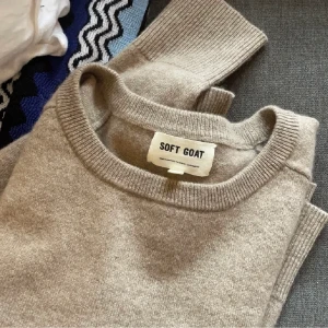 Soft goat small - kashmir. Inköpt ny 2.200:- på soft goat butiken. Säljer den för 750:- frakt ingår ej.  EJ. 300:- då jag startade budgivningen vid det priset. Står det vid budgivningen.