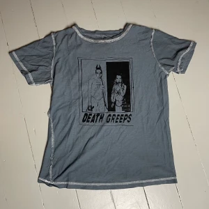 Baby tee - Grå Death Grips/Black midi mashup baby tee med kontrastsömnad. 🖤