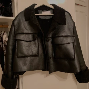 Croppad läderjacka  - En jacka från asos i fake läder och teddyfodring. 