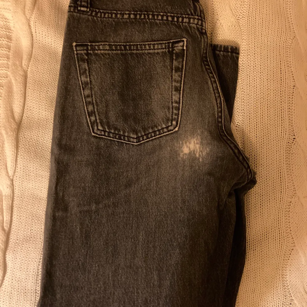 Mom-jeans i svart från UniQlo. Midjan är 61 cm(dock stretchiga!) , så byxorna motsvarar ungefär XS. skriv om du har någon fundering! . Jeans & Byxor.