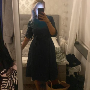 Grön klänning - Skit snygg grön klänning, aldrig använd å lapp finns kvar! Passar s&m köparen står för frakt💚