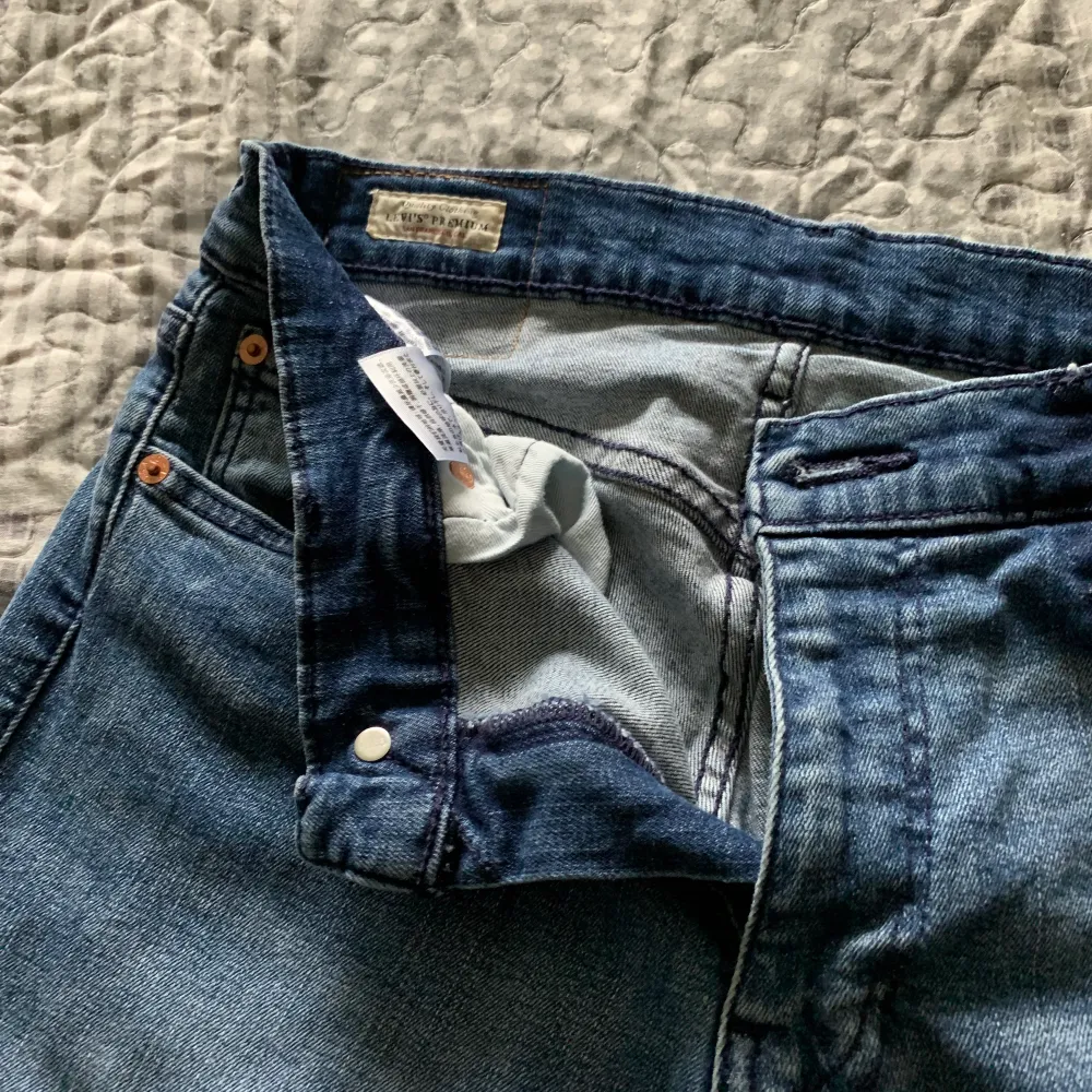 Snygga jeans använda men fint skick  Märke Levis 511 st W32 L 32 Blå. Jeans & Byxor.