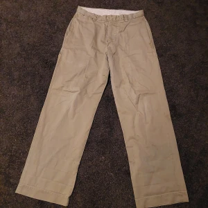 Biege byxor - Dickies liknande byxor i beige, PAKETET KAN SKICKAS