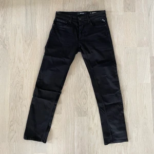 Replay Grover jeans strl 30/30 - Replay Grover jeans i strl 30/30. Använda men i mycket fint skick, inga särskilda defekter. Nypris: ca 1000kr. Hör av dig för frågor/bilder. Inga returer.