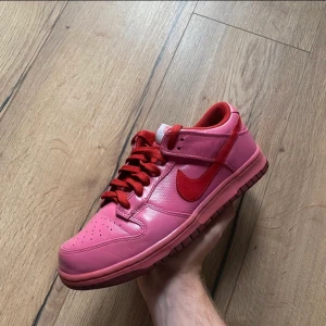 2008 olympic pack sb dunk rare - Sällsynt par från 2008 Beijing olympics i bra skick. Finns inte att köpa någonstans. Tyvär ingen box därav priset Storlek 39