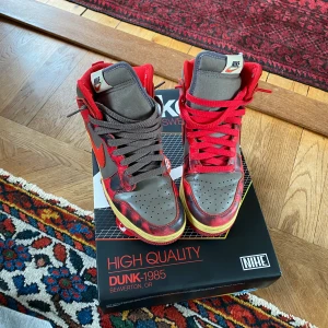 Nike dunk high  - Nike dunk high 1985 acid wash, använda fåtal gånger, röda och gråa skonsöre samt box medföljer🤍