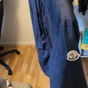 Moncler jacka - Säljer på grund av impulsivt köp, blev inte nöjd med varan då den inte passar mig och därför jag säljer till någon som verkligen vill ha den. Jackan är helt oanvänd med Qr kod samt tags som du får med! Skriv privat för mer info🤩