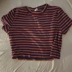regnbågströja urban outfitters - tshirt / croptop med regnbågsfärger i storlek M! kommer inte längre till användning. kan mötas upp i stockholm (:
