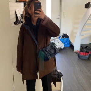 Kappa  - En snygg kappa i brun från Ida Carlssons kollektion med NAKD!! Köpte både beige och svart och valde att behålla den beiga. I storlek 34💓 inte använd alls och köpt för 899kr