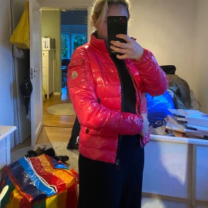 Vinter jacka - Säljer denna moncler jacka som är i storlek xs men passar s. Denna e cirka 8 år gammal så skicka om för visa slitage, välanvänd men mycket fin! Har inget kvitto då det var så längesen:( 