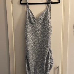 Klänning strl 40/42 - Fin oanvänd klänning i storlek 40/42