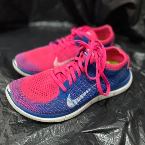 Nike träningsskor  - Ett par Nike träningsskor i stl 38,5 som är i bra skick säljs för 75 kr. Står ej för frakten. 