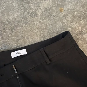 Kostymbyxor envii - Svarta med vagt mönster (ränder)