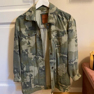 Jeansjacka, i militärmönster (ONLY) - Jeansjacka från ONLY, i stl Small. 
