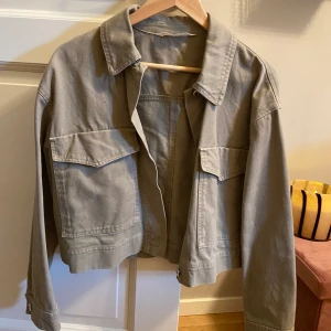 Croppad jeansjacka - Zara  - Croppad jeansjacka i ljusgrön, från Zara. I stl XS. I princip oanvänd! 