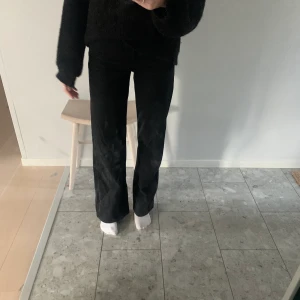 Högmidjade levis jeans - Högmidjade ribcage wide leg jeans från levis. Säljer då dem inte kommer till användning längre.