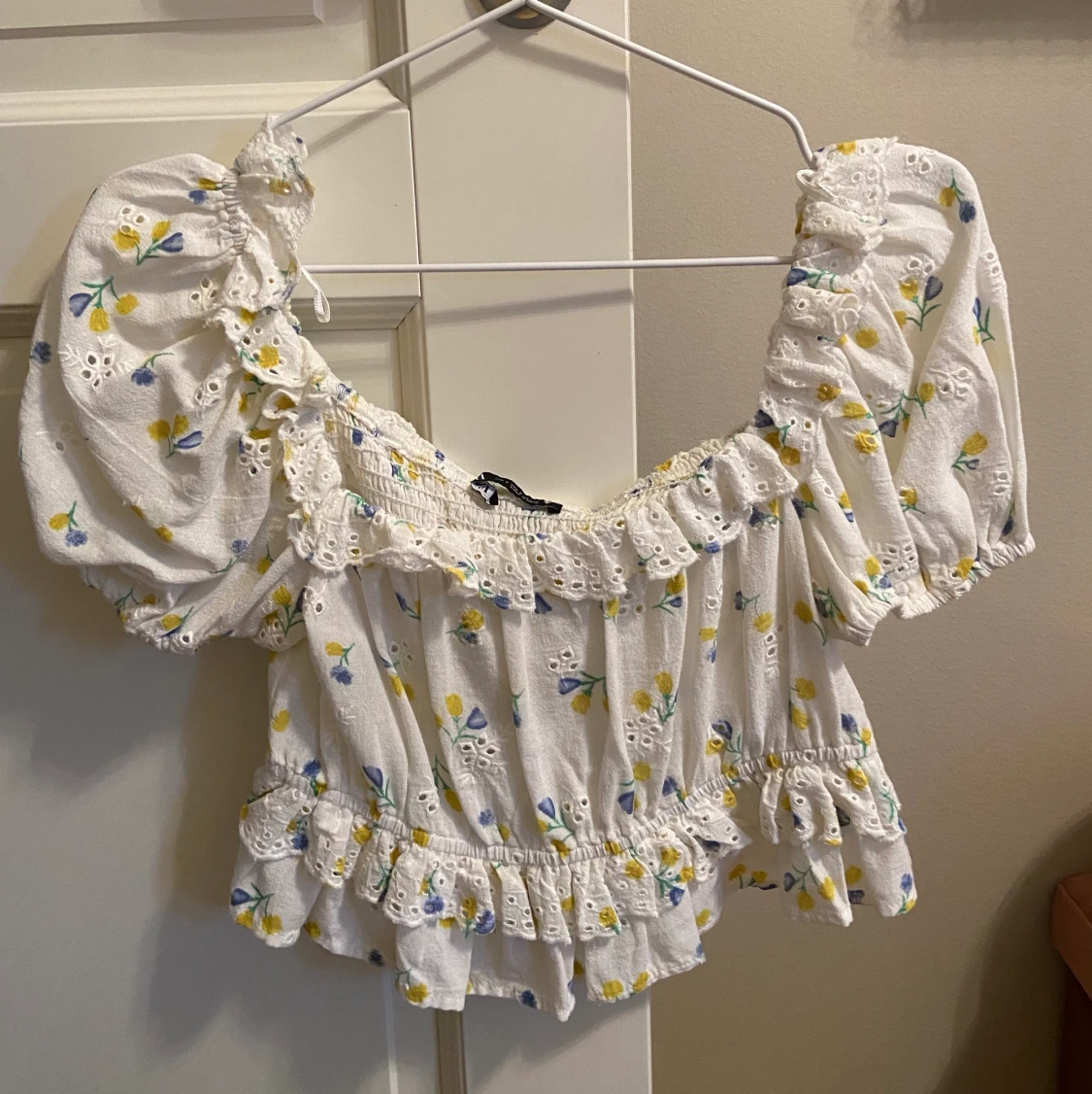 Volang topp, i kort modell - Zara