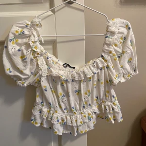 Volang topp, i kort modell - Zara - Blommig volang blus från Zara. I storlek Small :) 