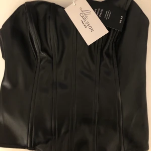 Korsett Topp Ida Carlsson - Jag säljer nu min korsett topp från ida carlssons kollektion med nakd som är helt slutsåld. Toppen är oanvänd med prislappen kvar