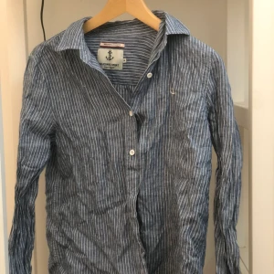 blå/vit skjorta storlek M - en blå/vit skjorta i storlek M