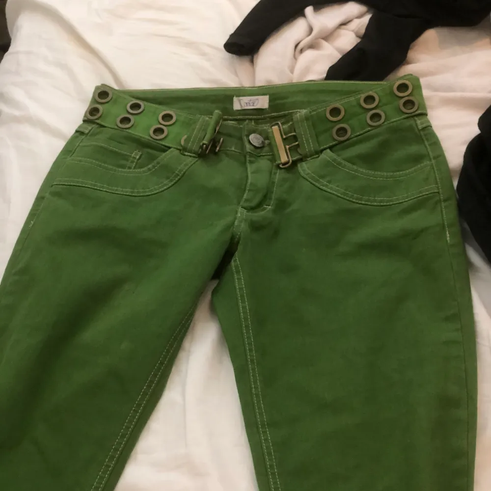 ett par gröna byxor som aldrig använs, storlek 34. Jeans & Byxor.