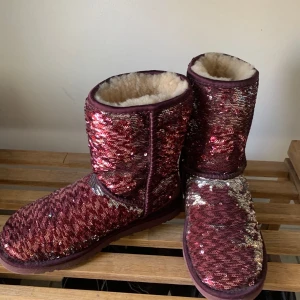 Uggs  - Skor från Ugg. Använd, men utan anmärkning.  Storlek: 36,    Material: Utsida Paljetter. Insida päls (fake)