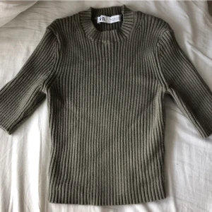 Grön topp - Skit snygg mellan kort topp som är as snygg till ett par jeans till exempel