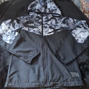 Soc vindjacka stl.146-152  - Soc vindjacka tunn stl 146-152 använd 1gång som ny  Köpt från Stadium 