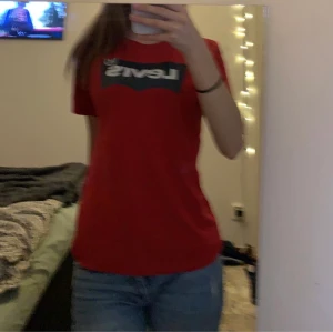 Röd Levi’s T-shirt  - En röd Levi’s T-shirt som har används Max 15gånger 