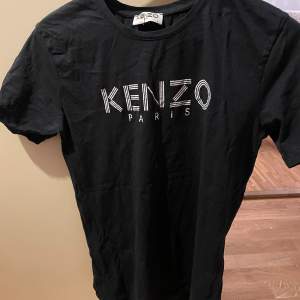 Säljer en Kenzo T shirt. Storlek S och typ Xs. Bra skick  