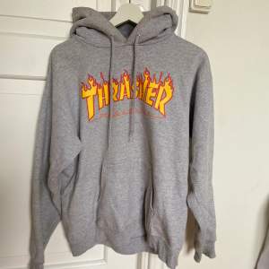 Trendig hoodie ifrån märket Trashers Magazine   Märke: Trashers Magazine Storlek: Small/Medium Skick: Bra begagnat  Jag ansvarar ej för postnords borttappade försändelser.  Kolla gärna in mina övriga annons