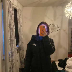 Nike jacka - Jackan är i stl S, den är svart och väldigt skön och varm på. 