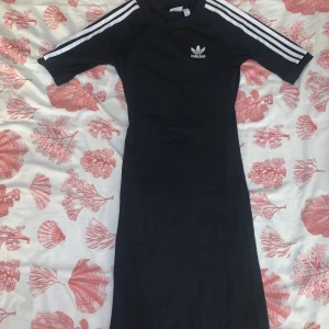Adidas klänning  - Aldrig använd 