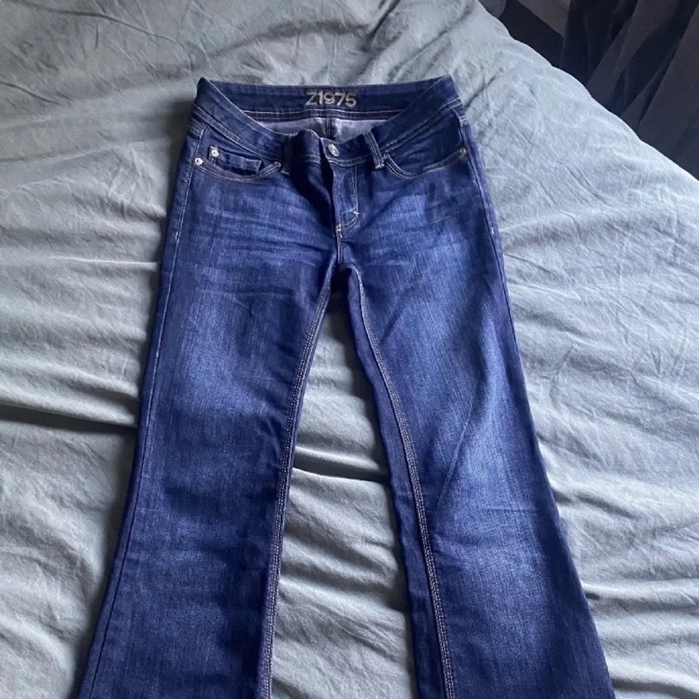 As snygga lågmidjade bootcut jeans❤️köpt på pick men knappt använda❤️står ingen storlek men skulle säga xs❤️. Jeans & Byxor.