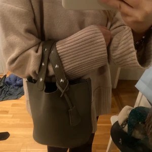 Liten väska - En jätte söt liten perfekt väska! Så fint skick! Köpt utomlands så inget speciellt märke