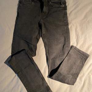 Jeans i svart tvätt från Zara. Modellen heter Skinny Stretch. 
