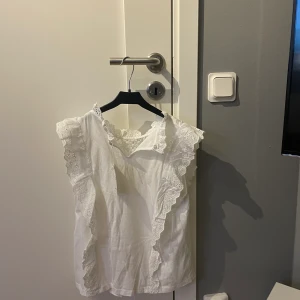 Blus från mango  - Jag säljer en oanvänd vit söt blus i stl xs som är helt ny, ordinarie pris är runt 400 kr och jag säljer den för 200 kr. 