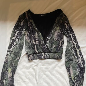 Tröja med orm mönster - Väldigt bra skick! Fin att ha med ett linne under, skönt och luftigt material.