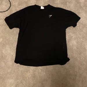 Gymshark - Det är en lite oversized tröja, den är gjord i bomull. Den är i bra skick eftersom den är använd väldigt få gånger